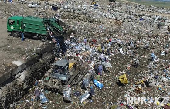 02.07 Люди-вороны набрасываются на мусор на полигоне под Алматы, не боясь быть раздавленными (видео) 02.07 Люди-вороны набрасываются на мусор на полигоне под Алматы, не боясь быть раздавленными (видео)
