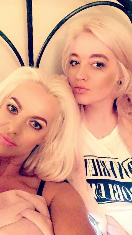 43-летнюю мать путают с дочерьми, а она этим пользуется и отбивает у них парней 43-летнюю мать путают с дочерьми, а она этим пользуется и отбивает у них парней