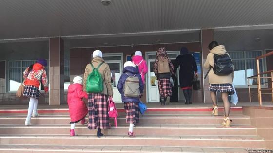 Отцы троих школьниц угодили за решетку из-за нарушения школьной формы в Актобе Отцы троих школьниц угодили за решетку из-за нарушения школьной формы в Актобе