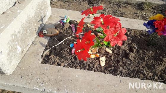 Павлодарцы накрывают столы на кладбище как в элитном ресторане Павлодарцы накрывают столы на кладбище как в элитном ресторане