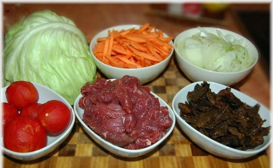 Тушеная капуста с мясом и грибами на сковороде Тушеная капуста с мясом и грибами на сковороде