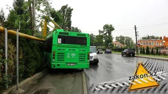 Автобус без водителя снес забор частного дома в Алматы (фото) Автобус без водителя снес забор частного дома в Алматы (фото)
