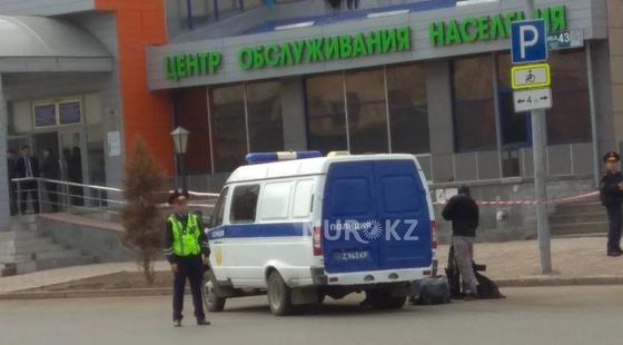 Полицейские оцепили периметр здания ЦОН, где была обнаружена подозрительная сумка Полицейские оцепили периметр здания ЦОН, где была обнаружена подозрительная сумка