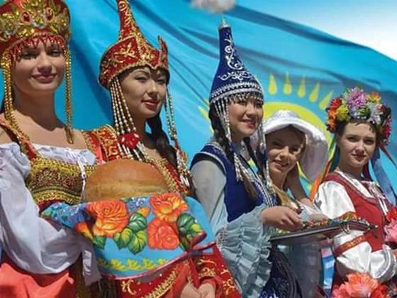 Казахстанцам дарят подарки в честь Дня благодарности Казахстанцам дарят подарки в честь Дня благодарности