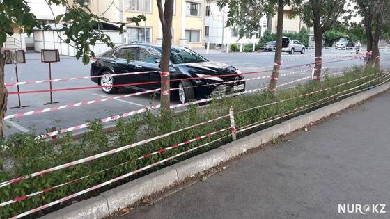 Полосатые ленточки развешаны по всему городу Алматы Полосатые ленточки развешаны по всему городу Алматы