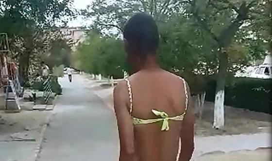 Парень разгуливал в купальнике и носках по улицам Актау (видео) Парень разгуливал в купальнике и носках по улицам Актау (видео)