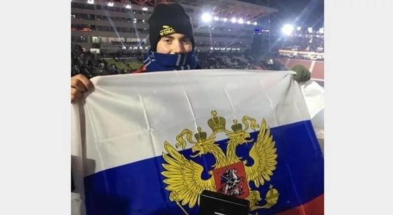 Болельщик из США развернул запрещенный российский флаг на открытии Олимпиады Болельщик из США развернул запрещенный российский флаг на открытии Олимпиады