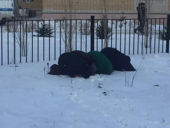 Ақтөбеде тура мектептің алдында қара жамылып, намаз оқығандар елді шошытты (фото) Ақтөбеде тура мектептің алдында қара жамылып, намаз оқығандар елді шошытты (фото)