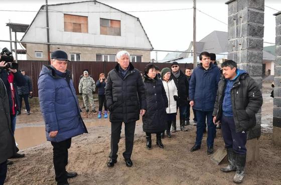 Аким Алматинской области встретился с жителями подтопленных населенных пунктов Аким Алматинской области встретился с жителями подтопленных населенных пунктов