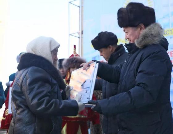 В Актобе многодетные семьи, дети-сироты и инвалиды получили квартиры по программе «Нұрлы жер» В Актобе многодетные семьи, дети-сироты и инвалиды получили квартиры по программе «Нұрлы жер»