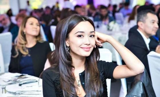 Жұлдызды аналарының жолын қуған танымал қыздар. Фото: Интернет желісінен Жұлдызды аналарының жолын қуған танымал қыздар. Фото: Интернет желісінен