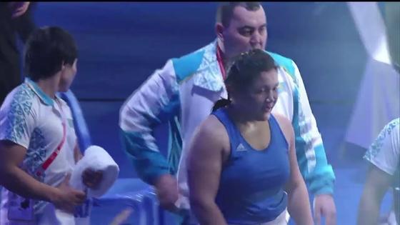 Бокстан әлем чемпионы атанған бойжеткеннің әжесі көзіне жас алып, жанайқайын жеткізді Бокстан әлем чемпионы атанған бойжеткеннің әжесі көзіне жас алып, жанайқайын жеткізді