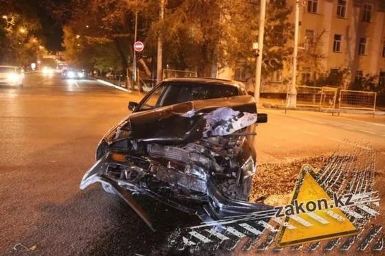 Лихач-мотоциклист на высокой скорости влетел в легковой автомобиль в Алматы (фото) Лихач-мотоциклист на высокой скорости влетел в легковой автомобиль в Алматы (фото)