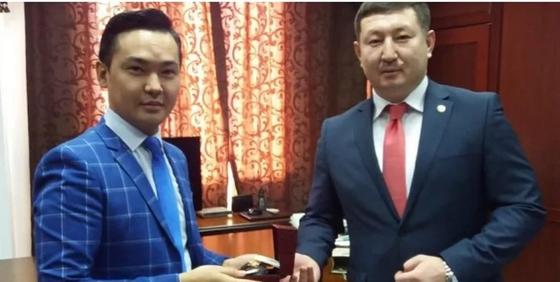 Ақтөбеде аудан әкімі алтын сағатын тележүргізушіге шешіп берді (фотО) Ақтөбеде аудан әкімі алтын сағатын тележүргізушіге шешіп берді (фотО)