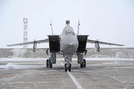 Военные летчики выполняют полеты в сложных метеорологических условиях Военные летчики выполняют полеты в сложных метеорологических условиях