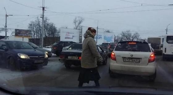 Мама обеспечила сыну «зеленую улицу» и покорила Сеть (видео) Мама обеспечила сыну «зеленую улицу» и покорила Сеть (видео)