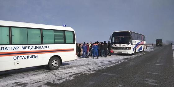 Полсотни замерзших пассажиров спасли из автобуса на трассе Алматы-Екатеринбург Полсотни замерзших пассажиров спасли из автобуса на трассе Алматы-Екатеринбург