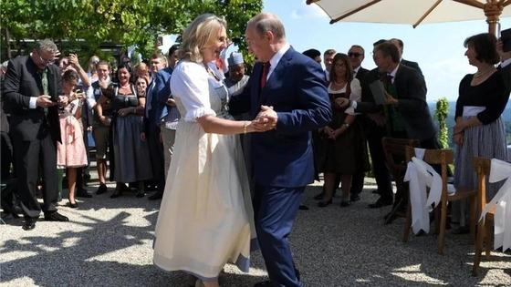 Как Путин веселился на свадьбе австрийского министра (фото) Как Путин веселился на свадьбе австрийского министра (фото)