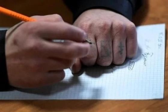 Әйелінің қолын шапқан азамат оған түрмеде хат жазып жіберді (фото) Әйелінің қолын шапқан азамат оған түрмеде хат жазып жіберді (фото)