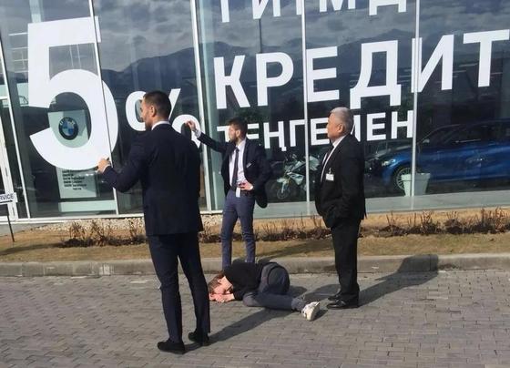 Неизвестный протаранил стену автоцентра на новеньком Rolls Royce в Алматы (фото, видео) Неизвестный протаранил стену автоцентра на новеньком Rolls Royce в Алматы (фото, видео)