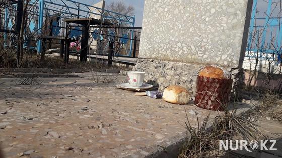 Павлодарцы накрывают столы на кладбище как в элитном ресторане Павлодарцы накрывают столы на кладбище как в элитном ресторане
