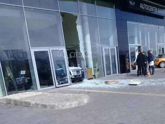 Неизвестный протаранил стену автоцентра на новеньком Rolls Royce в Алматы (фото) Неизвестный протаранил стену автоцентра на новеньком Rolls Royce в Алматы (фото)
