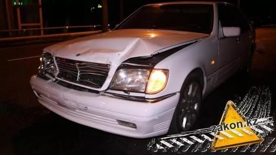 Лада улетела в разделительную аллею после столкновения с Mercedes в Алматы (фото) Лада улетела в разделительную аллею после столкновения с Mercedes в Алматы (фото)
