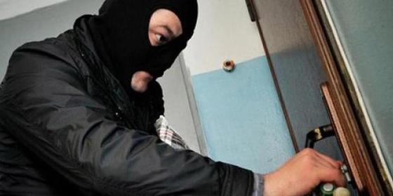 Двое мужчин вломились в дом пенсионера и ограбили его в Карагандинской области Двое мужчин вломились в дом пенсионера и ограбили его в Карагандинской области