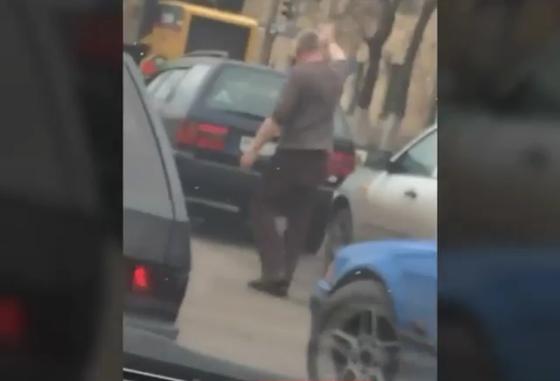Экскаватор совершил двойное ДТП и пытался скрыться в центре Караганды Экскаватор совершил двойное ДТП и пытался скрыться в центре Караганды
