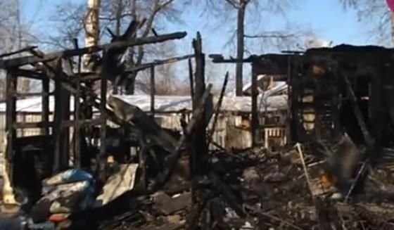 Сильный пожар оставил без жилья три семьи в Алматы Сильный пожар оставил без жилья три семьи в Алматы
