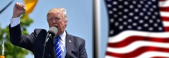 Трамп извинился за дешевый бензин в США Трамп извинился за дешевый бензин в США