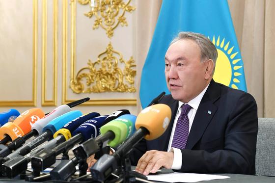 Назарбаев утвердил изменения в казахском алфавите на латинице Назарбаев утвердил изменения в казахском алфавите на латинице