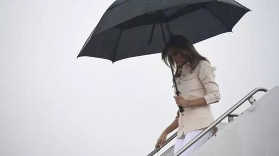 Мелания Трамп отправилась к детям-мигрантам в куртке с надписью "Мне все равно" Мелания Трамп отправилась к детям-мигрантам в куртке с надписью "Мне все равно"