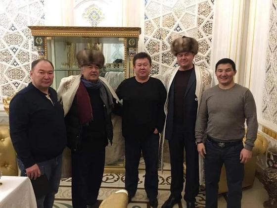 Задержанного кыргызского депутата заметили на снимке с «боссом узбекской мафии» (фото, видео) Задержанного кыргызского депутата заметили на снимке с «боссом узбекской мафии» (фото, видео)