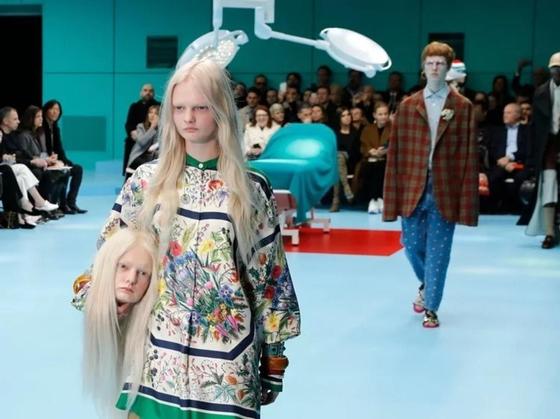 Модели Gucci вышила на подиум со своими головами в руках Модели Gucci вышила на подиум со своими головами в руках