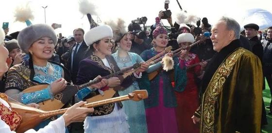 Елбасы өнерпаздармен бірге ән шырқады (видео). Фото: Ақорда Елбасы өнерпаздармен бірге ән шырқады (видео). Фото: Ақорда