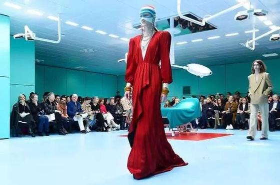 Модели Gucci вышила на подиум со своими головами в руках Модели Gucci вышила на подиум со своими головами в руках