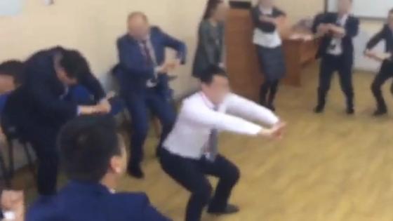Танцевать не обязательно, но один сотрудник не отказывается. Скриншот видео Танцевать не обязательно, но один сотрудник не отказывается. Скриншот видео