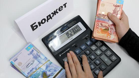 Девушка считает бюджет на калькуляторе Девушка считает бюджет на калькуляторе