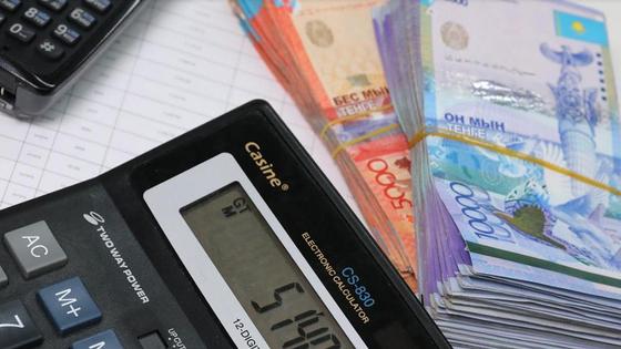 Калькулятор лежит на графике рядом с деньгами Калькулятор лежит на графике рядом с деньгами
