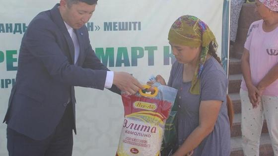 Мужчина дает женщине мешок с мукой Мужчина дает женщине мешок с мукой