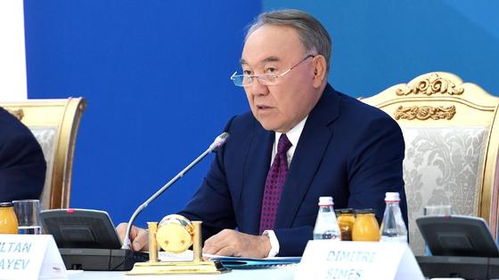Нурсултан Назарбаев говорит в микрофон Нурсултан Назарбаев говорит в микрофон