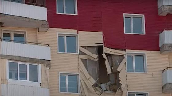Разрушенная облицовка дома в Усть-Каменогорске Разрушенная облицовка дома в Усть-Каменогорске