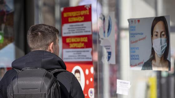 Мужчина на остановке Мужчина на остановке