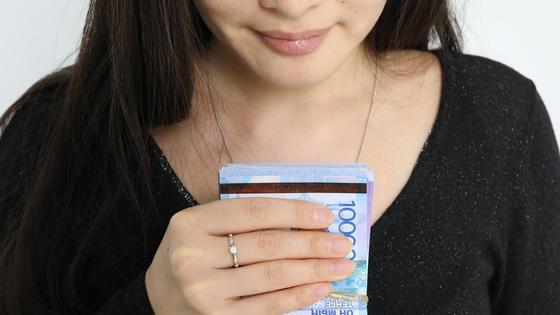 Девушка держит деньги Девушка держит деньги
