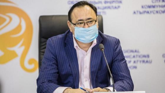 Нурлыбек Кабдыкапаров сидит за столом на мероприятии Нурлыбек Кабдыкапаров сидит за столом на мероприятии