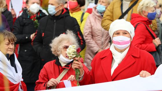 бабушки стоят с цветочками бабушки стоят с цветочками