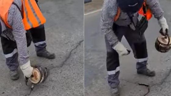 Чайником заливают щели на дороге в Атырауской области Чайником заливают щели на дороге в Атырауской области