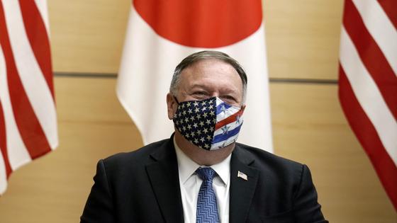 Майк Помпео в маске Майк Помпео в маске