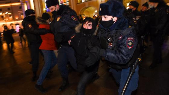 Полиция задерживает мужчину Полиция задерживает мужчину